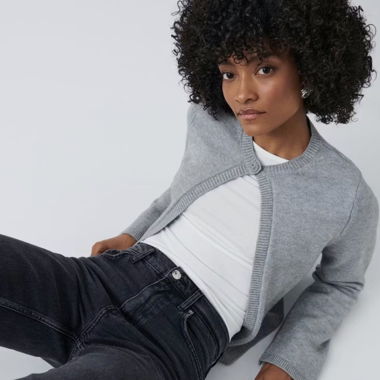 Veste en tricot grise à bouton
