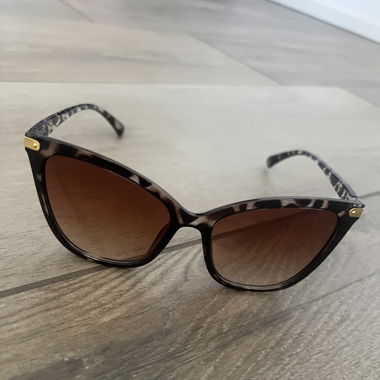 Sonnenbrille ungetragen