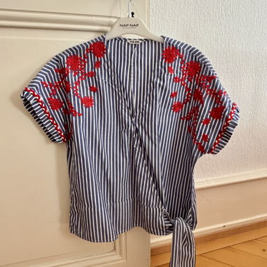 Superbe haut cache cœur à broderie