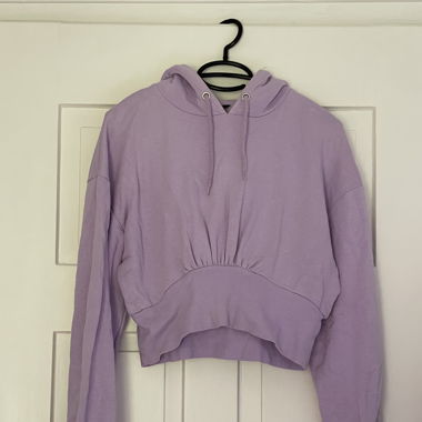 fliederfarbener Crop Hoodie von Monki