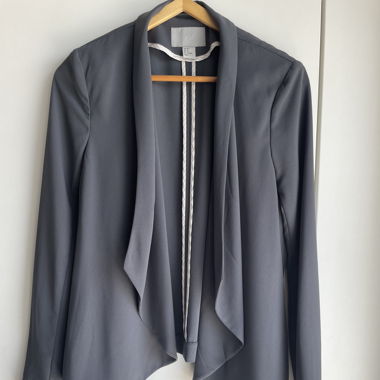 Elegante graue, fliessende Blazerjacke von H&M
