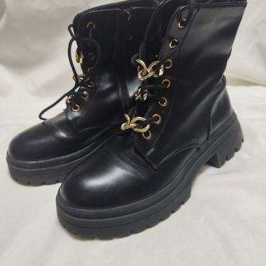 Schwarze Schnuerstiefeletten
