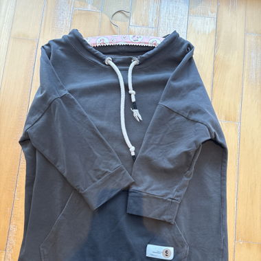 black sweatshirt 