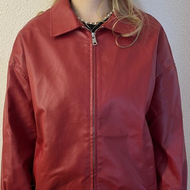 Rote Lederjacke