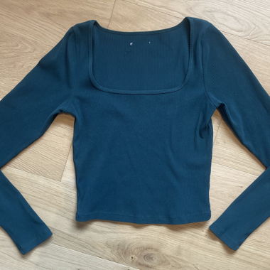 Top a costine verde scuro a maniche lunghe