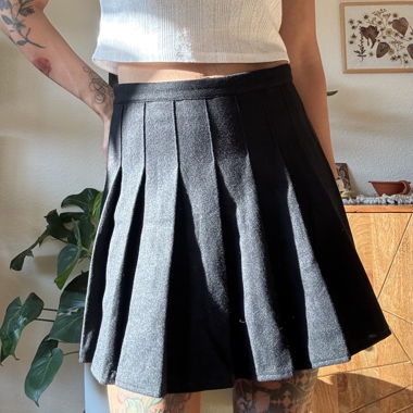Mini-jupe noire, teneur en laine L/40 - M/38