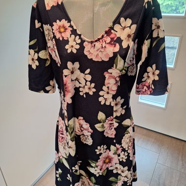 Blumenkleid mit kurzen Ärmeln
