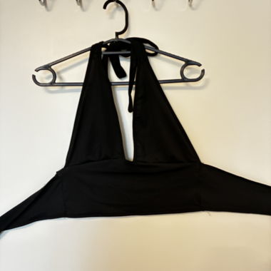Schwarzes Neckholder-Crop-Top