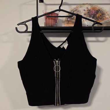 Top corto nero con zip