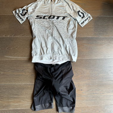 Maglia e salopette Scott
