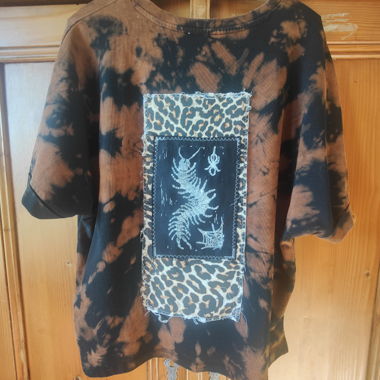 T-Shirt Tie-Dye Marrone-Nero con Patch