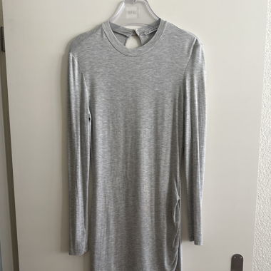Langärmliges graues Kleid