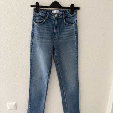 Geschlitzte Straight-Leg Jeans