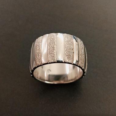 Anello color argento con motivo a righe