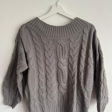 maglione grigio a spalle scoperte in maglia