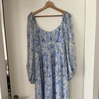 Kleid mit Preisschild 