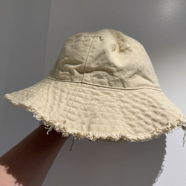Cappello in tessuto beige