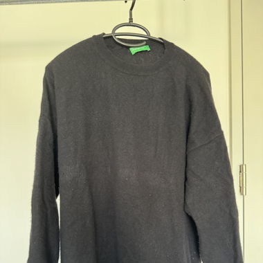 Schwarzer Pullover