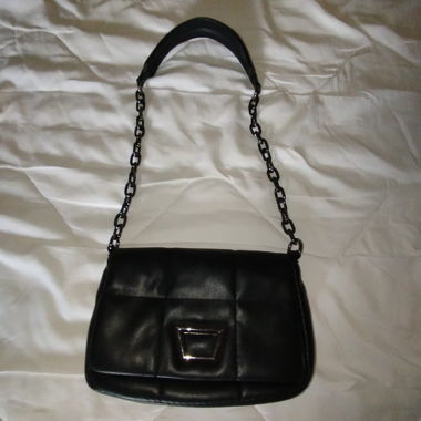 Schwarze Umhängetasche mit Kette