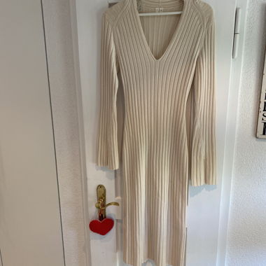 Abito in maglia beige con scollo a V