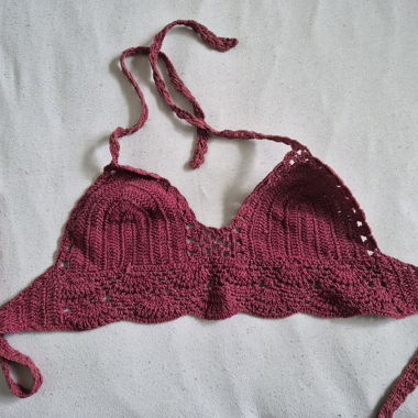 Bordeauxrotes Bikini-Oberteil aus Häkelspitze