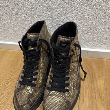 Sneaker high-top dorate con stampa serpente