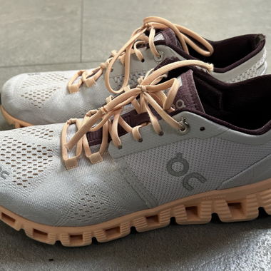 On Running chaussures gris/saumon