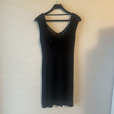 Black sleeveless dress