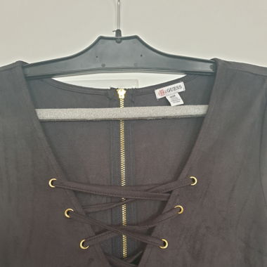 Elegantes GUESS Kleid in schwarzer Wildlederoptik 