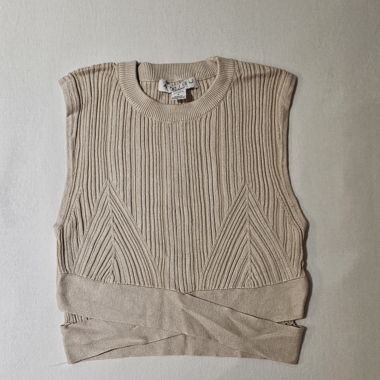 Top in maglia beige con dettaglio a portafoglio