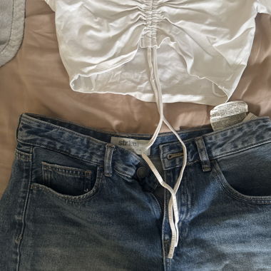 Shorts en jean et top blanc