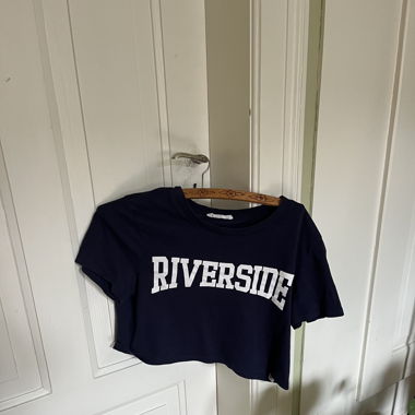 Dunkelblaues T-Shirt bauchfrei