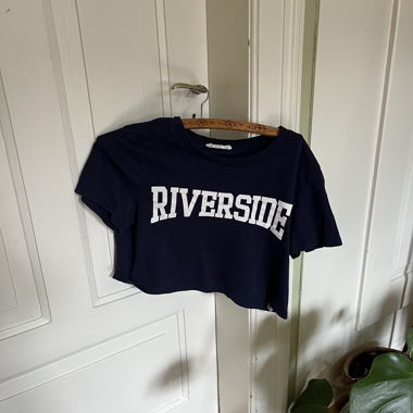 T-shirt corto blu scuro “Riverside”