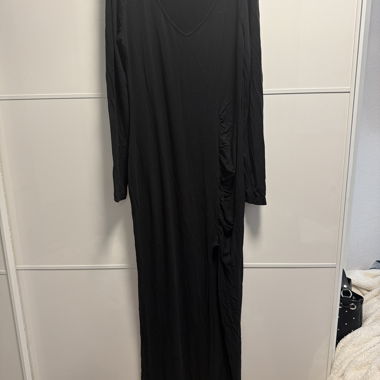 Robe longue noire à manches longues