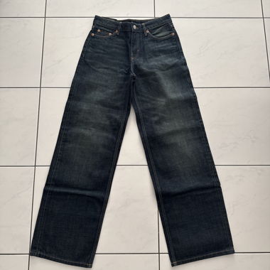 Jeans scuri, vita bassa con gamba ampia, mai indossati