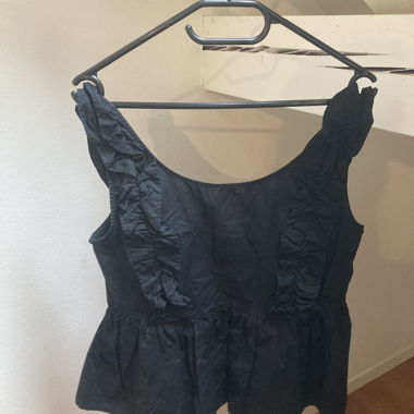 Schwarzes Top mit Rüschen