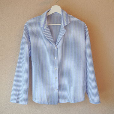 Chemise rayée bleu-blanc avec col revers