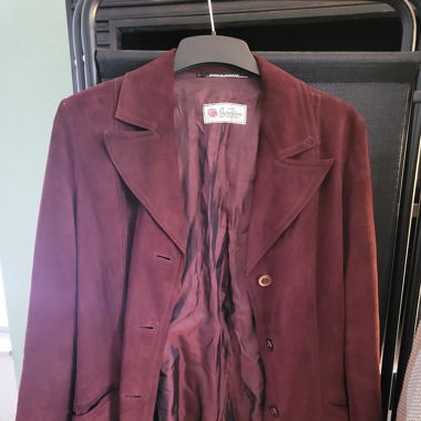Bordeauxrote Lederjacke