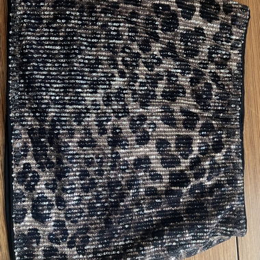 Robe courte à sequins motif léopard