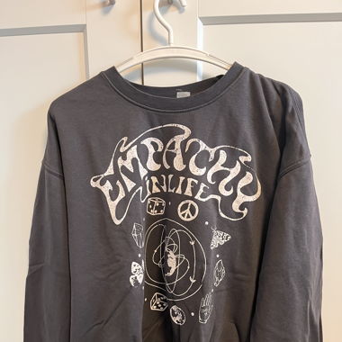 Grauer Pullover