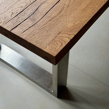 Massivholztisch mit Metallgestell