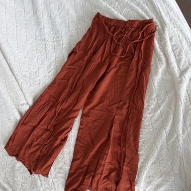 Pantaloni ampi color rosso ruggine con dettaglio avvolgente