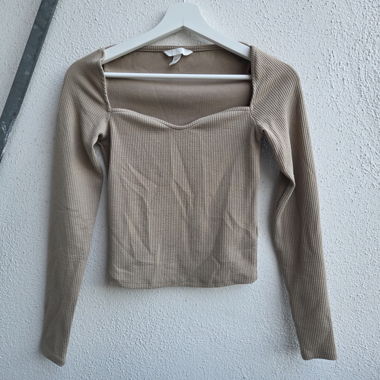 Top beige a coste a maniche lunghe