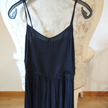 Schwarzes Sommerkleid mit durchbrochener Taille
