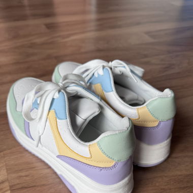 Chaussures blanches et colorées 