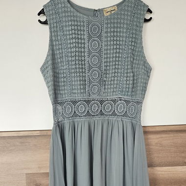Robe de cocktail vert menthe avec application en dentelle