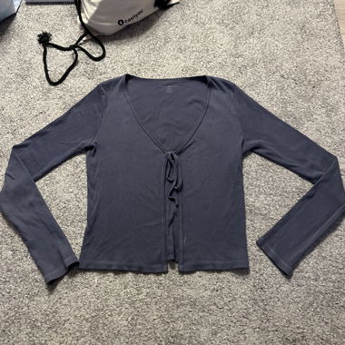 Top noué bleu poussiéreux Brandy Melville