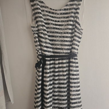 Gestreiftes Kleid mit Guertel