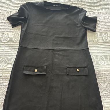 Robe noire courte Zara avec poches décoratives