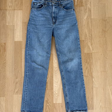 Jeans mit geradem Bein und sehr hohem Bund aus den 90ern